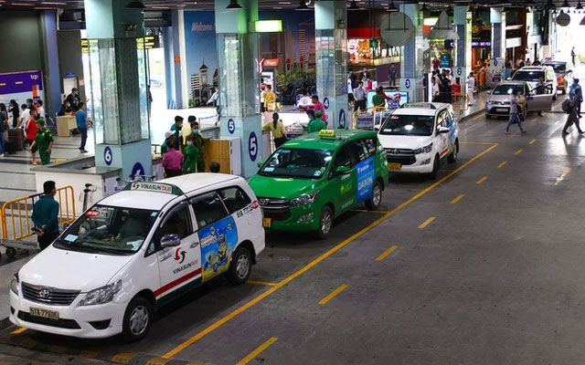 Taxi truyền thống tại sảnh sân bay
